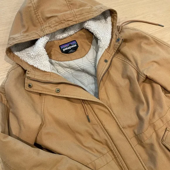 Patagonia women’s tan parka - Picture 5 of 6